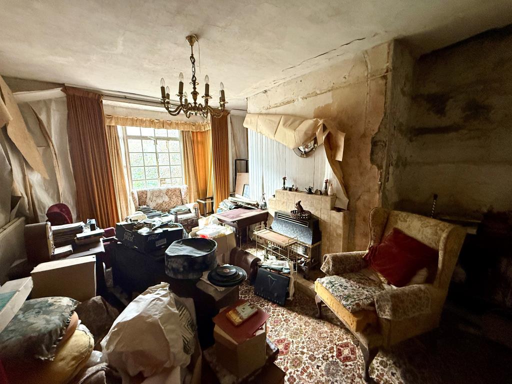 Lot: 141 - FIVE-BEDROOM PERIOD PROPERTY FOR REFURBISHMENT ON SITE WITH POTENTIAL - Living room